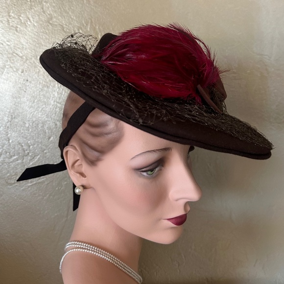 OPULENT 1940s\' BROWN FELT TILT HAT WITH GROSGRAIN BOW, VEIL & FUCHSIA FEATHERS main image 6